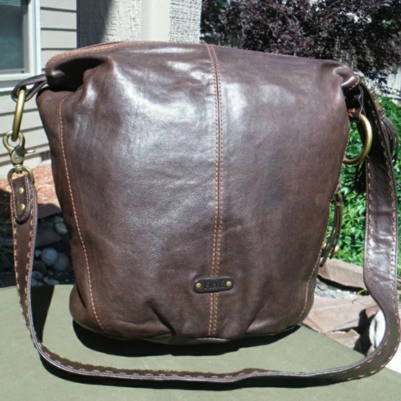Frye Handbags - FRYE SLOUCH LEATHER BUCKET BAG